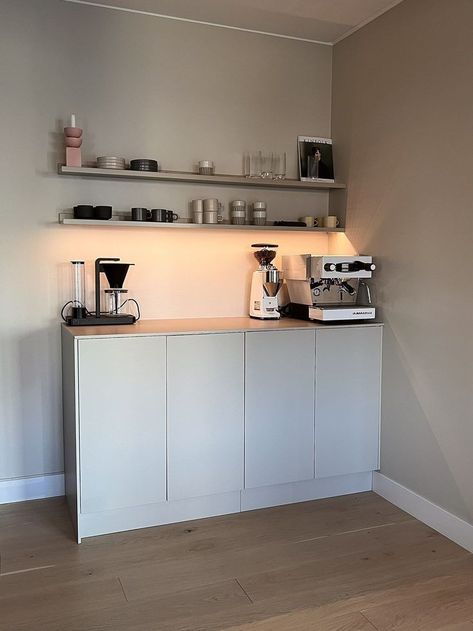 At Home Coffee Bar, Coffee Bar Ideas Kitchen, Kaffe Station, Coffee Bar In Kitchen, Coffee Bar At Home, Bar In Kitchen, Kaffe Bar, Coffee Bar Ideas Kitchen Counter, Coffee Bar Station