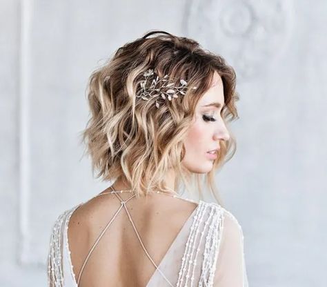 Examples Of Short Hair Wedding Styles – The Strawberry Fountain Simple Curls, Makeup Pengantin, Color Highlights, Vlasové Trendy, Wedding Romantic, Romantic Jewelry, Brunette Color, Wedding Hair Clips, Short Wedding Hair