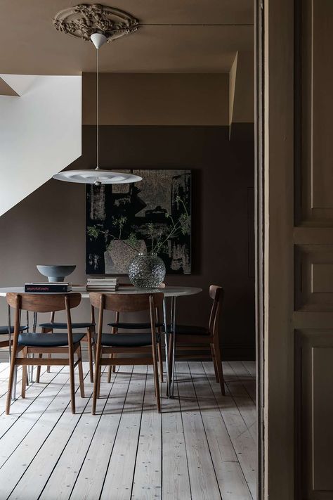 Gorgeous dark brown interior - via Coco Lapine Design blog Taupe Dining Room, Dramatic Kitchen, Beige Shades, Minimalist Living Room Decor, Scandinavian Apartment, Vejle, Light Wood Floors, Interior Minimalista, Dark Kitchen