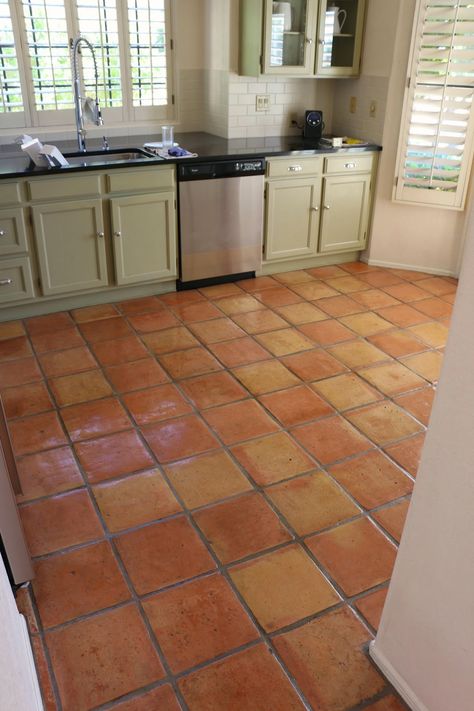 Terracotta Floor Tiles Kitchen, Kitchen Terracotta Floor, Terracotta Floor Bathroom, Saltillo Tile Kitchen, Spanish Tile Kitchen, Terracotta Kitchen Floor, Terracotta Tile Floor, Terracotta Kitchen, Saltillo Tile Floor