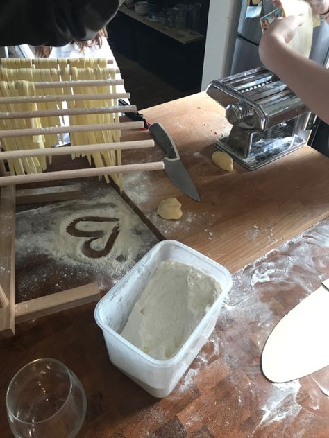 #selfmade #pasta #friends Pasta Making Aesthetic, Pasta Making Class, Bonnie Clyde, Summer Plans, Vision Board, Pasta