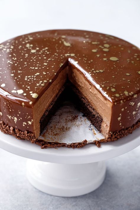 Chocolate Mirror Glaze, Nutella Brownie, Nutella Mousse, Mirror Glaze Cake Recipes, Lemon And Coconut Cake, Mousse Cake Recipe, Nutella Cake, Nutella Brownies, Chocolate Mousse Recipe