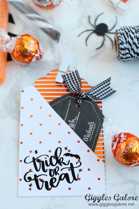 DIY Halloween Gift Card Tags Diy Halloween Gift Tags, Halloween Gift Card Ideas, Halloween Gift Card Holders, Diy Halloween Gift Bags, Halloween Packaging, Gift Card Tags, Diy Halloween Gifts, Gift Card Holder Diy, Halloween Gift Tags