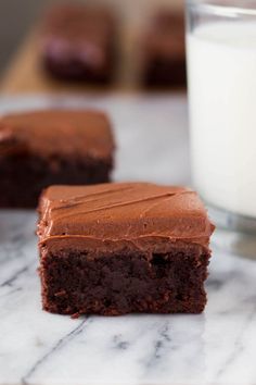 So fudgy, so delicious & slathered with a thick layer of cream cheese chocolate frosting - you NEED to make these brownies! Brownies With Frosting, Brownies Cheesecake, Cake Brownies, Chocolate Cream Cheese Frosting, Best Brownie Recipe, Brownie Frosting, Cream Cheese Brownies, Best Brownies, Cream Cheese Icing