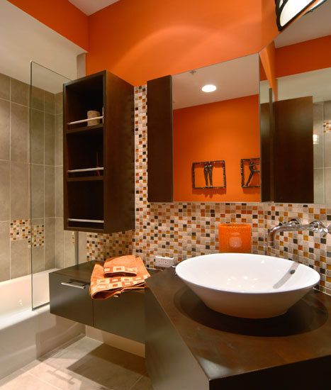 5 Oh-So-Orange Bathrooms #["color", "orange", "bathrooms", "Inspiration"] Orange Bathroom Paint, Bold Bathroom Colors, Orange Bathrooms Designs, Bold Bathroom, Orange Bathroom, Orange Bathrooms, Bad Inspiration, Brown Bathroom, Orange House