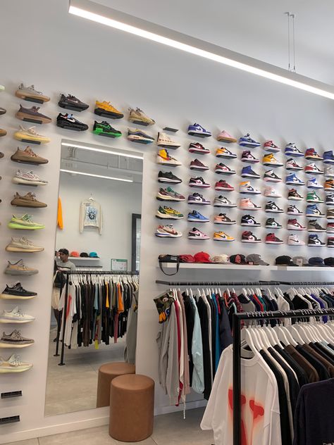 Sneaker Boutique Interior, Hype Store Design, Sneaker Shop Design, Zapaterias Ideas Shoe Stores, Sneaker Store Design, Shoe Shop Interior Design, Shoe Shop Design, Shoes Stores, Sneakerhead Room