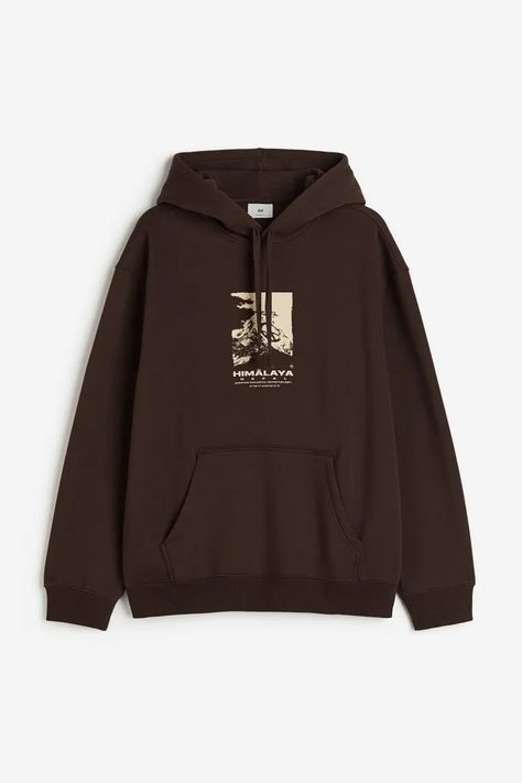 Loose Fit Printed hoodie - Dark brown/Himālaya - Men | H&M IN 4 H&m Hoodie, Brown Hoodie, Sweatshirt Fabric, Workout Sweatshirt, Oversized Silhouette, Sweatshirt Hoodie, Hoodie Print, Medium Weight, Kangaroo Pocket