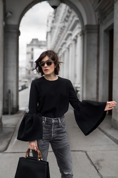 Love these statement sleeves Estilo Tomboy, How To Wear Leggings, Stylish Jumpsuit, Mode Jeans, Statement Sleeves, Looks Street Style, Cooler Look, Looks Black, Athleisure Fashion