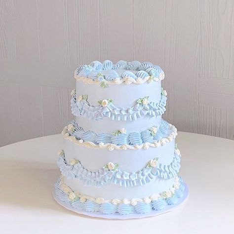 Cinnamon Cake Company. | INSPO ✨✨ the perfect cake for a boy baby shower 😍😍 *INSPO only not my work | Instagram Baby Shower Cake Boy, Baby Blue Cake, Grooms Cake Ideas, Baby Boy Shower Cake, Pastel Baby Shower, Bow Baby Shower, Baby Shower Cakes For Boys, Sweet 16 Cakes, 16 Cake