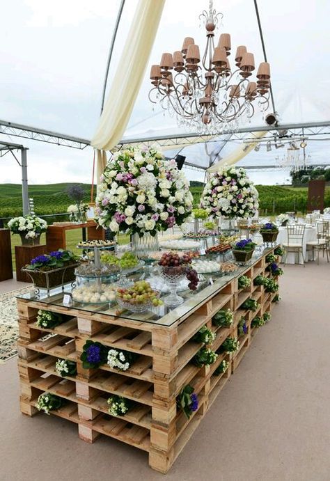 Deco Buffet, Pallet Wedding, Ayam Bakar, Wedding Buffet, Diy Pallet Projects, Wooden Pallets, Wedding Food, Rustic Chic, Backyard Wedding