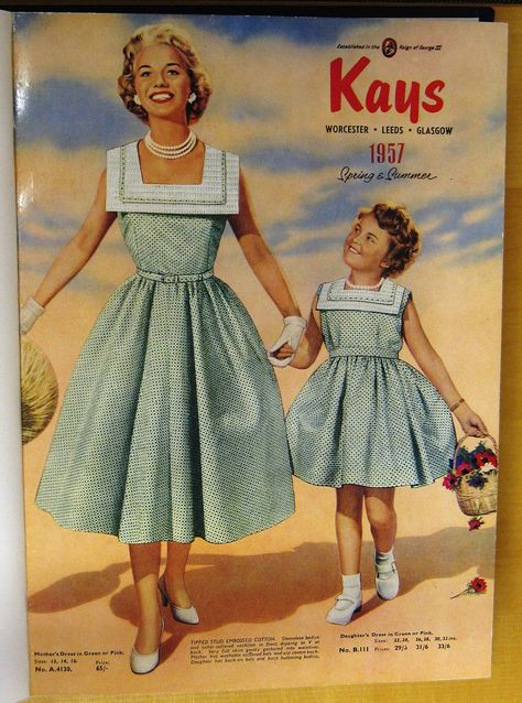 Girls In Dresses, 1970s Childhood, Mother Daughter Fashion, Vestidos Retro, 1950 Fashion, Retro Clothing, Mothers Dresses, Vestidos Vintage, 50s Dresses