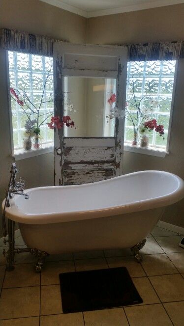 My bathtub with an old rustic door Old Bathtubs, Bathtub Vintage, Old Bathtub, Rustic Door, Bathroom Tub, Rustic Doors, Old Wallpaper, Clawfoot Bathtub, Flower Show