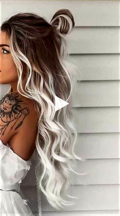 ✓✓Hair trends change so quickly that it can be hard to keep up. It seems like only yesterday that we were all sporting ombrés...d now trends like silver and rose tints are in. 2022 beach hairstyles for long hair, easy summer hairstyles, beach hairstyles for medium hair, beach hairstyles easy Grey Hair Transformation, Haircuts For Long Hair With Layers, Hair Highlights And Lowlights, Gray Hair Cuts, Gorgeous Hair Color, Spring Hair Color, Transition To Gray Hair, Blending Gray Hair, Gray Hair Highlights