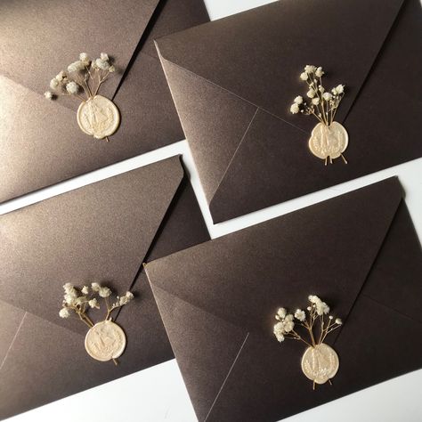 Wedding Envelope Wax Seal, Wax Seal Wedding Invitations Envelopes, Invitation Seal Ideas, Wedding Invitation Wax Seal Flower, Wax Sealed Envelope With Flowers, Invitation With Dried Flower, Wax Sealed Invitations, Dried Flower Wax Seal Invitation, Wedding Invitations With Wax Seal And Dried Flowers