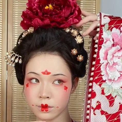 Tang Dynasty traditional chinese makeup and fashion Tang Dynasty Makeup, Traditional Chinese Makeup, Chinese Traditional Makeup, Makeup Traditional, Traditional Makeup, Hanfu Girl, Chinese Makeup, Hanfu Dress, Tang Dynasty