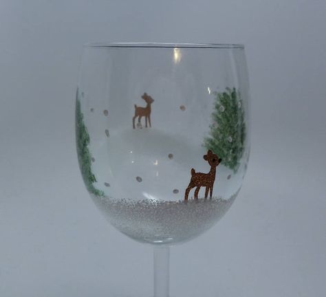 Christmas Holiday Reindeer With Trees and Snow Hand Painted - Etsy Denmark Glass Painting Christmas Ideas, Christmas Wine Glass Painting Ideas, Painting Wine Glasses Christmas, Wine Glass Painting Ideas Christmas, Winter Wine Glass Painting, Christmas Wine Glass Painting, Christmas Glass Painting Ideas, Reindeer Wine Glasses, Glass Cup Painting Ideas