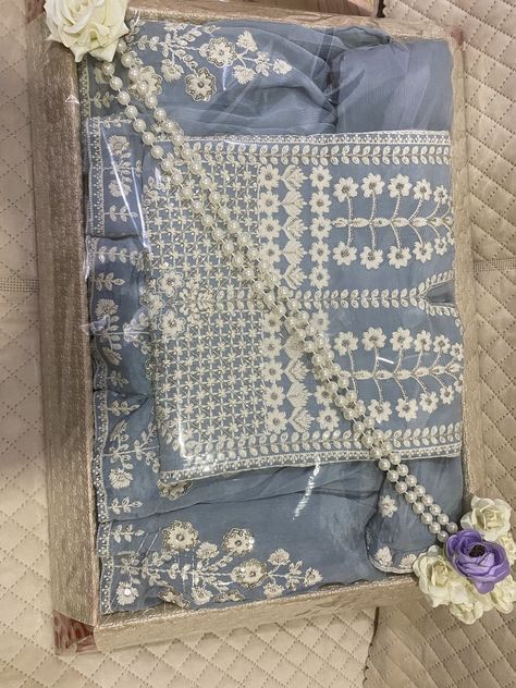 Easy Packing Ideas, Bride Dress Packing Ideas, Bari Packing Ideas For Bride, Suit Packing Ideas Wedding, Dress Packing Ideas Wedding, Saree Packing, Dress Packing, Packing Idea, Small Diy Gifts