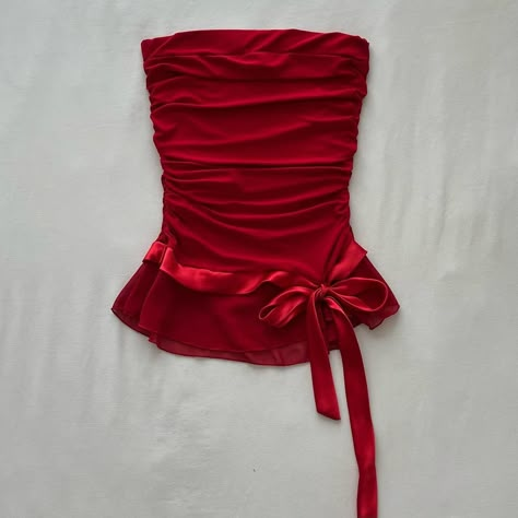 @adnbazar Red Tube Top, 2000 Fashion, Mein Style, Casual Style Outfits, Dream Clothes, Mode Outfits, Concert Outfit, Outfit Inspirationen, Pretty Outfits