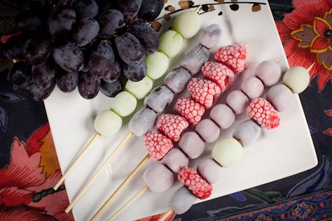 frozen fruit kebabs Hummus Snack, Healthy Snack Recipes, Fruit Kebabs, Cow Cheese, Fresh Drinks, Kebab Recipes, Snack Cups, Mashed Avocado, Project For Kids