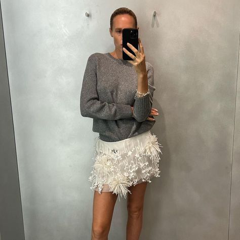 42 New Arrivals From Zara, Mango, and J.Crew That Just Scream Wealth Dress Street Style, Zara Midi Skirt, Organza Top, Fade Styles, Girl Trends, Sheer Skirt, Fashion People, Slim Fit Shirt, Who What Wear