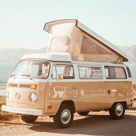 Combi Hippie, Kombi Motorhome, Vw Camper Van, Kombi Home, Combi Volkswagen, Combi Vw, Cars Vintage, Camper Life, Vintage Vw