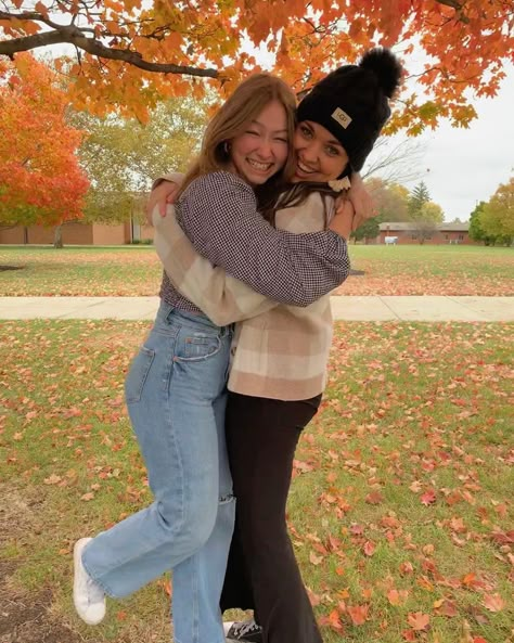 Fall Pictures Friends Photo Ideas, Duo Fall Pictures, Fall With Bestie, Cute Fall Pics With Friends, Fall Best Friend Pictures, Cute Fall Picture Ideas, Best Friend Fall Photoshoot, Thanksgiving Instagram Pictures, Posing Ideas Instagram