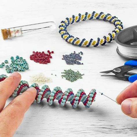 Bracelet Design Ideas, Cellini Spiral, Spiral Stitch, Beads Inspiration, Spiral Bracelet, Making Bracelets With Beads, Gemstone Pendant Jewelry, Fusion Beads, Embroidery Bracelets