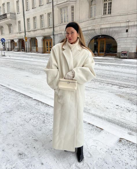 Ivory Coat Outfit, Activewear Photoshoot, White Winter Coat, Snow Wear, Chic Winter Outfits, Winter Inspo, 2nd Year, Paris Outfits, White Coat