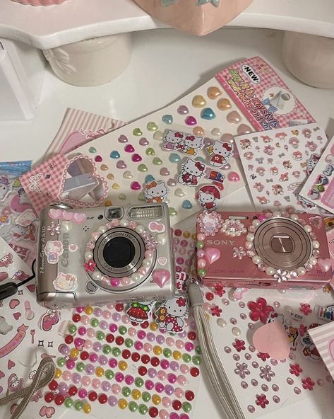 Camera Decor, Photo Deco, Camera Aesthetic, Cute Camera, Retro Gadgets, Camera Digital, Birthday Wishlist, Cute Little Things, Vintage Cameras