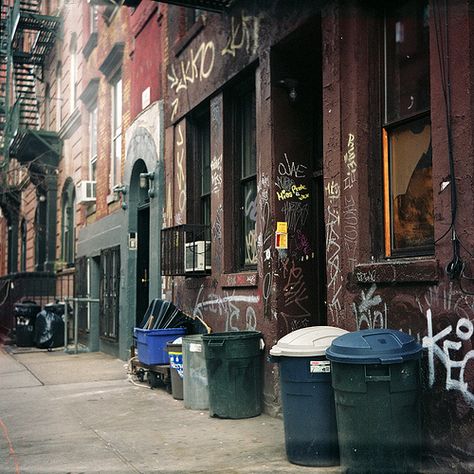 Gritty New York Aesthetic, New York Slums, Dystopian New York, Chelsea New York City, Old Neighborhood, My First Apartment, San Myshuno, Visiting New York, Alphabet City