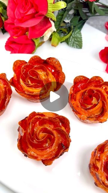 Rose Pepperoni Pizza Rolls, Pepperoni Pizza Roses, Pizza Roses Pepperoni, How To Make Pepperoni Roses, Pepperoni Cups, Pizza Roses, Sheet Pizza, Bacon Snacks, Pizza Crust Dough