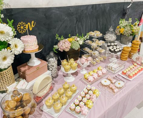 Pink and yellow dessert table designed with a daisy theme and Wild "ONE", details on the blog! #firstbirthdaygirl #birthdaygirl #firstbirthdayideas #daisythemebirthday #daisydecor #birthdaydecor Daisy Birthday Party Table Decor, Daisy Themed Dessert Table, Daisy Birthday Dessert Table, Daisy Desert Table, Daisy Themed Birthday Party Dessert Tables, Dessert Table First Birthday, Sunshine Dessert Table, Dessert Table 1st Birthday, Daisy Dessert Table