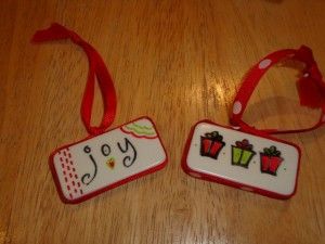 Domino Crafts, Domino Art, Inexpensive Christmas, Sharpie Crafts, Hand Painted Ornaments, Christmas Ornament Crafts, Homemade Christmas Gifts, Handmade Christmas Ornaments, Ornament Crafts