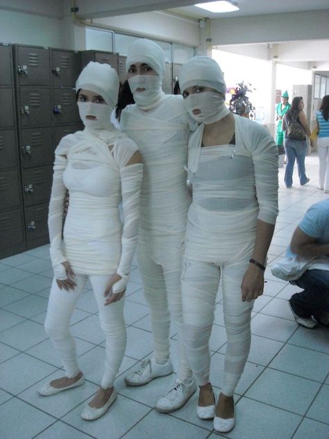 Mummy Costume Women, Halloween Party On A Budget, Diy Mummy Costume, Mummy Halloween Costume, Mummy Costume, Last Minute Costume, Horror Halloween Costumes, Party On A Budget, Fun Halloween Games