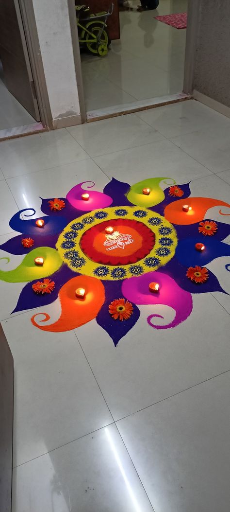 Round Rangoli For Diwali, Round Flower Rangoli Design, Geometry Rangoli Designs, Rangoli Big Designs Latest, Diwali Rangoli Image, Easy Rangoli Diwali Designs, Big Round Rangoli Design, Diwali Latest Rangoli Designs, Rangoli Round Designs