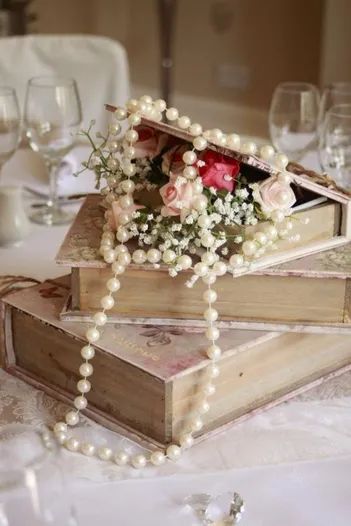 15 Glamorous Vintage Pearl Wedding Ideas You Can't Miss » Vintage Wedding Centerpieces Diy, Vintage Book Centerpiece, Chic Decor Diy, Vintage Wedding Centerpieces, Blush Wedding Decor, Cheap Wedding Centerpieces, Book Centerpieces, Beautiful Wedding Centerpiece, Vintage Centerpieces