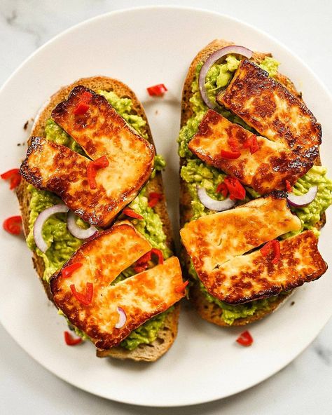 Zeynep Dinç on Instagram: “Honey #halloumi & #avocado toasts with chilli & red onion 💜 By @gemtakesfoodpics #toastsforall #homemadeishappiness #feedfeed #vsco…” Avocado Toast With Halloumi, Halloumi Avocado Toast, Toast Toppings Ideas, Halloumi Toast, Avocado Ripe, Halloumi Avocado, Honey Halloumi, Gourmet Toast, Breakfast Toasts