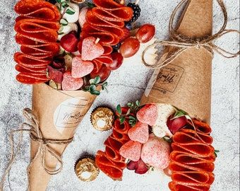 ThePrettyPartyBoxx - Etsy How To Make A Meat Bouquet, Valentines Food Bouquet, Valentines Platter Ideas, Charcuterie Flower Bouquet, Charcuterie Board Bouquet, Meat And Cheese Bouquet, Vday Charcuterie Board, Valentine Charcuterie Cups, Charcuterie Bouquet Diy