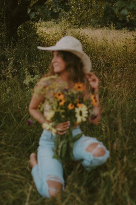 Senior Wildflower Pictures, Field Of Flowers Photoshoot, Giveaway Photoshoot, Flower Top Photoshoot, Western Flowers, Western Shoot, Top Photoshoot, Flower Shoot, Sunflower Photoshoot