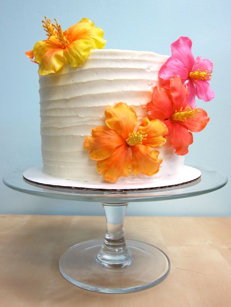 Bolo Rapunzel, Hawaiian Cake, Frosted Cake, Elopement Party, Luau Birthday Party, Tiki Tiki, Hawaiian Birthday, Fiesta Tropical, Tropical Birthday