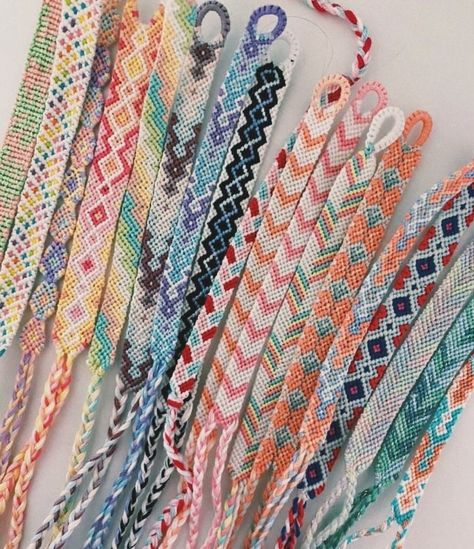 Friendship Bracelets Combos, Woven Bracelets Aesthetic, Boho Friendship Bracelets Pattern, Home Made Bracelet Ideas, Friendship Bracelet Patterns Summer, Bracelets Colors Ideas, Cute String Bracelets, Friend Ship Bracelets Patterns, Vsco Friendship Bracelets