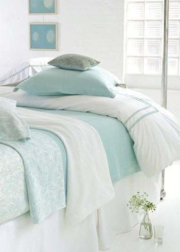 Coastal guest bedding Beach House Bedroom, Berlin Design, Textil Design, Coastal Bedrooms, Style Cottage, Beach Bedroom, White Sheets, Coastal Bedroom, Beach Cottage Decor