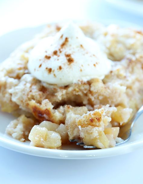 Quick and Easy Gluten Free Apple "Dump" Cake Gluten Free Apple Recipes, Gluten Free Apple Cake, Gluten Free On A Shoestring, Apple Dump Cake, Gluten Free Apple, Pan Sin Gluten, Apple Dump Cakes, Vegetarian Bake, Gluten Free Sweet