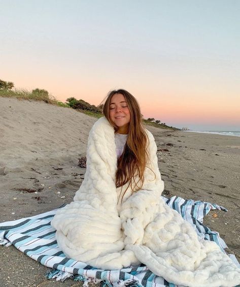 Winter Beach Outfit, Sunset Beach Pictures, Beach Instagram Pictures, Winter Sunrise, Winter Beach, Winter Photoshoot, Beach Pictures Poses, Sunrise Beach, Winter Pictures