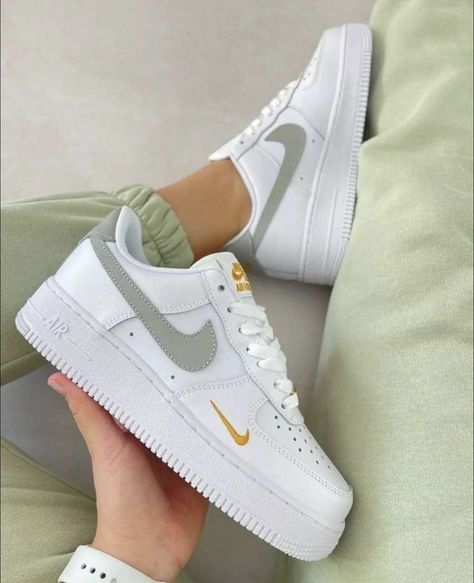 Tennis Nike Air Force, Tennis Nike, Pretty Sneakers, Custom Shoes Diy, Nike Shoes Air Force, Nike Air Force One, White Nike Shoes, Nike Fashion Shoes, Preppy Shoes