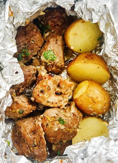 Here’s a delicious recipe for steak and potatoes in a foil packet that’s easy to make and packed with flavor! Potatoe And Steak Foil Packets Oven, Steak And Potatoes Foil Packet In Oven, Foil Steak And Potatoes Oven, Steak And Potatoes In Oven, Steak And Potatoes Recipes, Easy Foil Packet Meals, Steak And Potato Foil Pack, Steak Foil Packets, Foil Potatoes