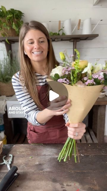 Paper Wrapping Bouquet, How To Wrap A Floral Bouquet In Paper, How To Wrap Small Flower Bouquet, Simple Bouquet Arrangement, Butcher Paper Bouquet, How To Wrap Fresh Flowers Bouquets, Wrapping Bouquets Paper, Craft Paper Bouquet Wrap, How To Make Flower Arrangements Diy