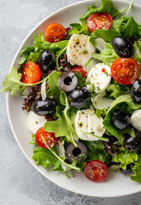 Make a simple yet tasty Greek Salad with this quick and easy recipe. Great for any occasion! Simple Greek Salad, بذور الشيا, Greek Salad Recipe, Plats Healthy, Pasti Sani, Greek Salad Recipes, Healthy Food Dishes, Healthy Lifestyle Food, Greek Salad