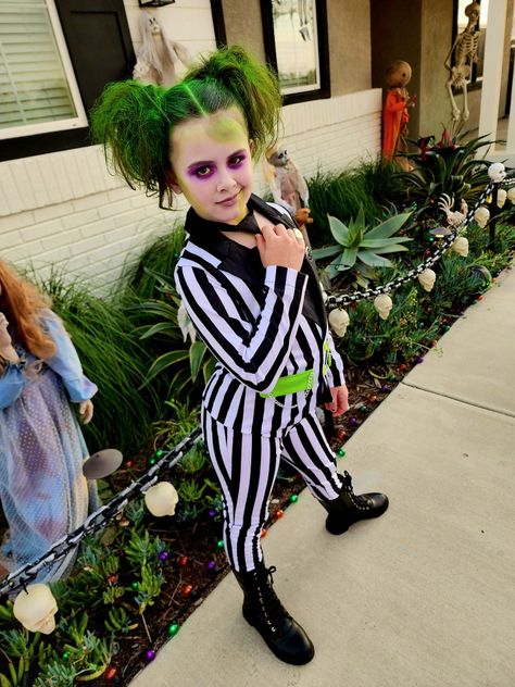 Beetlejuice girls costume and make up Girl Bettle Juice, Girl Beatle Juice Costume, Beetle Juice Halloween Costumes Women, Womens Bettle Juice Costume Diy, Genderbent Halloween Costumes, Kids Beetlejuice Costume Diy, Bettle Juice Family Costumes, Girls Beetlejuice Costume, Beetle Juice Girl Costume