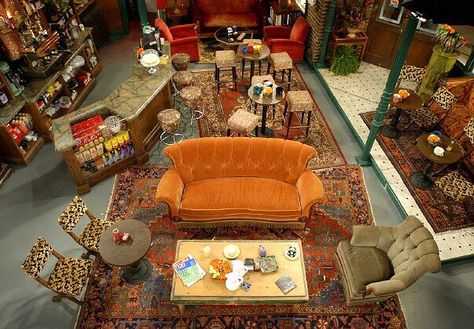 Using never before seen photos Steve Gidlow invites us to take a trip through #CentralPerk and get acquainted with the many fine details that made it the perfect hangout for our “#Friends” and many of their guest stars. | #CourteneyCox #DavidSchwimmer #MattLeBlanc #MatthewPerry #LisaKudrow #JenniferAniston #FriendsOfFriends #Friends25 #FriendsTVShow #FriendsTV #FriendsForever #FriendsAnniversary #OnTheVillage #TvVideoDownload #MediaVillage #SteveGidlow #CentralPerk #Gunther #IsabellaRossellini Arte Ganesha, Friends Cafe, Bar Deco, Friends Apartment, Tv Show Friends, Friends Central Perk, Friends Cast, Central Perk, Coffee Shop Decor